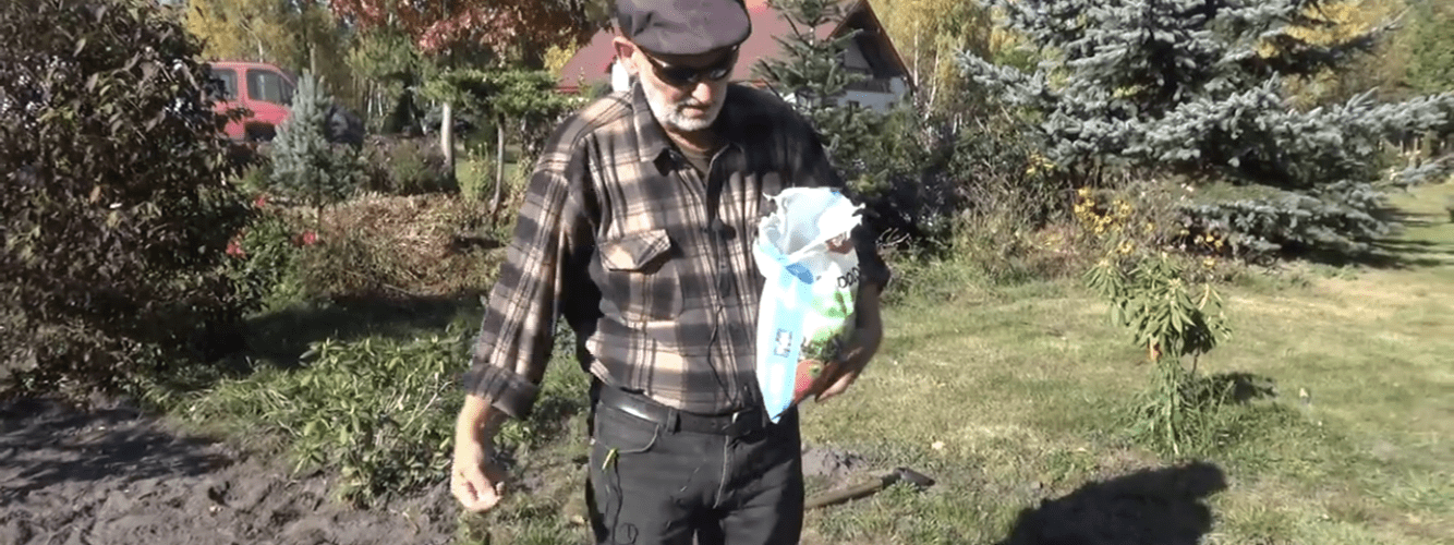 Zakładając nowy warzywnik, trzeba w wybranym miejscu, glebę odsypać wapnem.